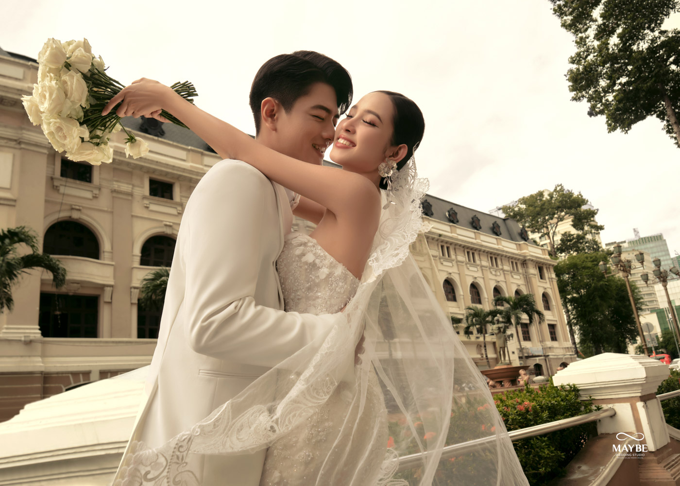 Chạm vào hạnh phúc